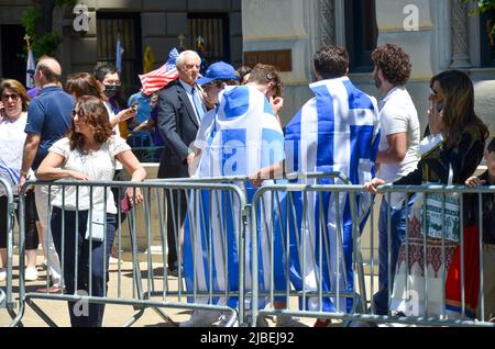 New York, New York, USA. 5.. Juni 2022. Die Zuschauer versammelten sich, um die jährliche Parade zum griechischen Unabhängigkeitstag am 5. Juni 2022 in New York City zu feiern. (Bild: © Ryan Rahman/Pacific Press via ZUMA Press Wire) Stockfoto