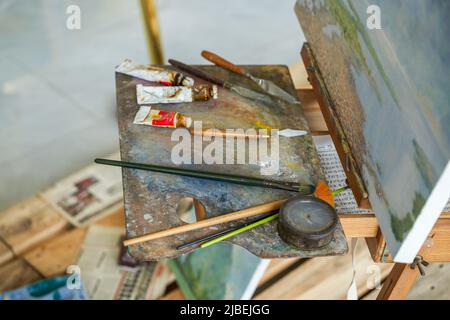 Nahaufnahme von Pinsel und Farben, die von Malern verwendet werden Stockfoto