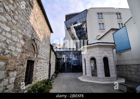 Schöne restaurierte alte Gebäude entlang Mula Mustafe Bašeskije in der Altstadt von Sarajevo, Bosnien und Herzegowina. Stockfoto