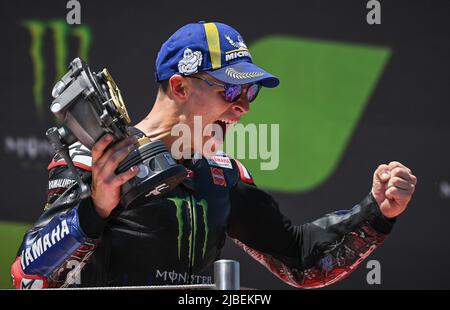 Barcelona. 5.. Juni 2022. Fabio Quartararo von Monster Energy Yamaha feiert seinen ersten Platz nach dem Rennen des MotoGP Gran Premio Monster Energy de Catalunya am Circuit de Catalunya in Barcelona, Spanien, am 5. Juni 2022.Quelle: Pablo Morano/Xinhua/Alamy Live News Stockfoto