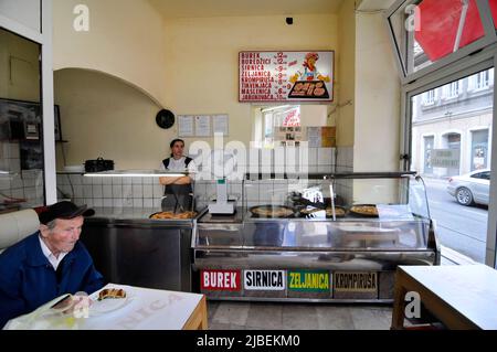 Ein kleiner Burek-Laden in Sarajevo, Bosnien und Herzegowina. Stockfoto
