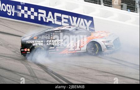 Madison, Usa. 05.. Juni 2022. NASCAL-Fahrer Cole Custer trifft am Sonntag, den 5. Juni 2022, auf dem World Wide Technology Raceway in Madison, IL, während der Enjoy Illinois 300 NASCAL Cup-Serie die Wand. Foto von Bill Greenblatt/UPI Credit: UPI/Alamy Live News Stockfoto