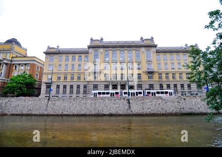 BH pošta am Fluss Miljacka in Sarajevo, Bosnien und Herzegowina. Stockfoto