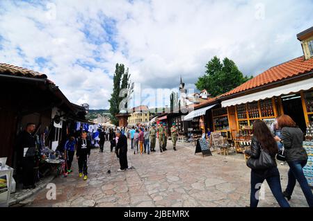 UN-Friedenstruppen, die auf dem Baščaršija (Altstadtbasar) in Sarajevo, Bosnien und Herzegowina, spazieren gehen. Stockfoto