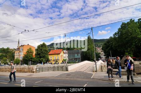 Lateinische Brücke über den Fluss Miljacka in Sarajevo, Bosnien und Herzegowina. Stockfoto