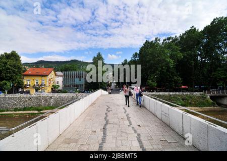 Lateinische Brücke über den Fluss Miljacka in Sarajevo, Bosnien und Herzegowina. Stockfoto