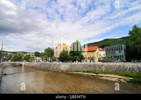 Lateinische Brücke über den Fluss Miljacka in Sarajevo, Bosnien und Herzegowina. Stockfoto