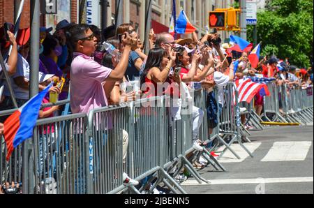 New York, Usa. 05.. Juni 2022. Während der jährlichen Parade zum philippinischen Unabhängigkeitstag am 5. Juni 2022 in New York City werden Zuschauer mit philippinischen Flaggen beobachtet. (Foto von Ryan Rahman/Pacific Press/Sipa USA) Quelle: SIPA USA/Alamy Live News Stockfoto