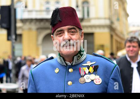 Juni 6. 2013. Weltkrieg zwei Veteranen treffen sich zu einer Zeremonie am Denkmal der Ewigen Flamme in Sarajevo, Bosnien und Herzegowina. Stockfoto