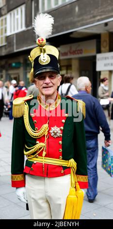 Juni 6. 2013. Weltkrieg zwei Veteranen treffen sich zu einer Zeremonie am Denkmal der Ewigen Flamme in Sarajevo, Bosnien und Herzegowina. Stockfoto