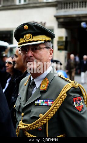 Juni 6. 2013. Weltkrieg zwei Veteranen treffen sich zu einer Zeremonie am Denkmal der Ewigen Flamme in Sarajevo, Bosnien und Herzegowina. Stockfoto