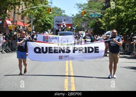 Am 5. Juni 2022 nehmen Menschen an der jährlichen Queens Pride Parade 30. im Stadtteil Jackson Heights in Queens in New York Teil. Stockfoto