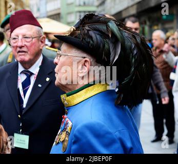 Juni 6. 2013. Weltkrieg zwei Veteranen treffen sich zu einer Zeremonie am Denkmal der Ewigen Flamme in Sarajevo, Bosnien und Herzegowina. Stockfoto