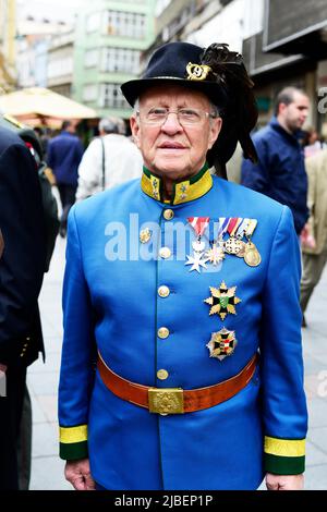 Juni 6. 2013. Weltkrieg zwei Veteranen treffen sich zu einer Zeremonie am Denkmal der Ewigen Flamme in Sarajevo, Bosnien und Herzegowina. Stockfoto