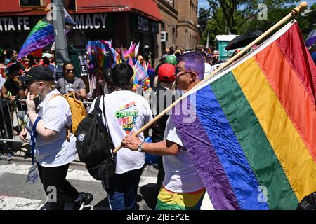 Am 5. Juni 2022 nehmen Menschen an der jährlichen Queens Pride Parade 30. im Stadtteil Jackson Heights in Queens in New York Teil. Stockfoto