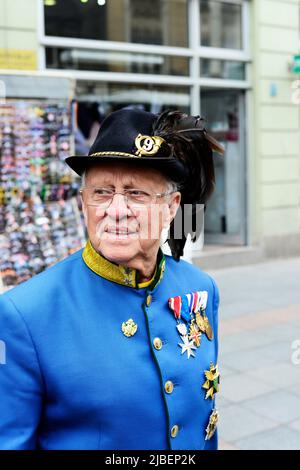 Juni 6. 2013. Weltkrieg zwei Veteranen treffen sich zu einer Zeremonie am Denkmal der Ewigen Flamme in Sarajevo, Bosnien und Herzegowina. Stockfoto