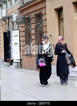 Bosnische Frau beim Einkaufen im Zentrum von Sarajevo, Bosnien und Herzegowina. Stockfoto