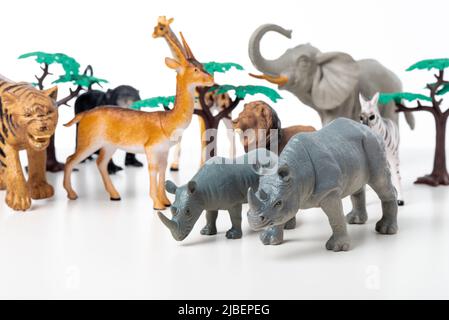 Gruppe von Dschungel Tiere Spielzeug isoliert auf weißem Hintergrund. Plastiktiere Spielzeug. Stockfoto