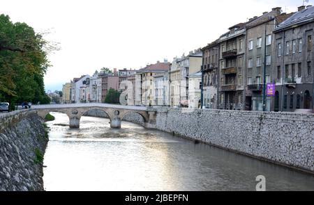 Lateinische Brücke über den Fluss Miljacka in Sarajevo, Bosnien und Herzegowina. Stockfoto