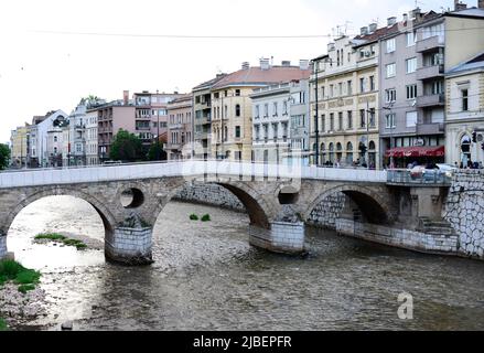 Lateinische Brücke über den Fluss Miljacka in Sarajevo, Bosnien und Herzegowina. Stockfoto