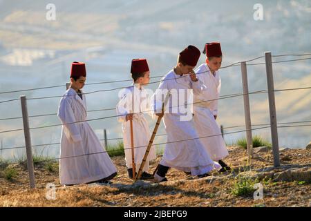 Nablus, Palästina. 05.. Juni 2022. Mitglieder der alten samaritanischen Gemeindeparade während der Shavuot-Ferien auf dem Berg Gerizim in der Nähe der Stadt Nablus im Westjordanland. Die Samariter stammten aus den alten israelitischen Stämmen Menashe und Ephraim, brachen aber vor 2.800 Jahren vom Mainstream-Judentum ab. Heute leben etwa 700 der verbleibenden Samariter in der palästinensischen Stadt Nablus im Westjordanland und in der israelischen Stadt Holon südlich von Tel Aviv. Kredit: SOPA Images Limited/Alamy Live Nachrichten Stockfoto