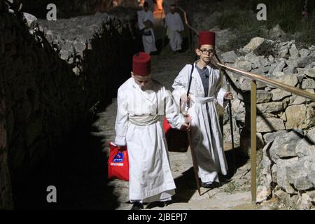 Nablus, Palästina. 05.. Juni 2022. Mitglieder der alten samaritanischen Gemeindeparade während der Shavuot-Ferien auf dem Berg Gerizim in der Nähe der Stadt Nablus im Westjordanland. Die Samariter stammten aus den alten israelitischen Stämmen Menashe und Ephraim, brachen aber vor 2.800 Jahren vom Mainstream-Judentum ab. Heute leben etwa 700 der verbleibenden Samariter in der palästinensischen Stadt Nablus im Westjordanland und in der israelischen Stadt Holon südlich von Tel Aviv. (Foto von Nasser Ishtayeh/SOPA Images/Sipa USA) Quelle: SIPA USA/Alamy Live News Stockfoto