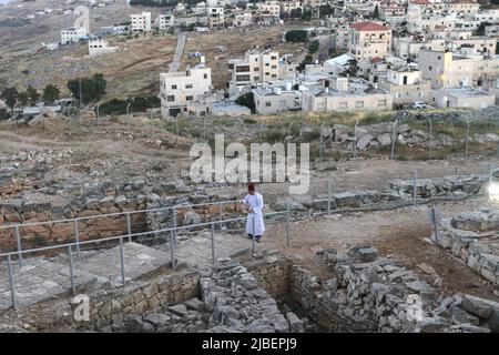 Nablus, Palästina. 05.. Juni 2022. Mitglied der alten samaritanischen Gemeindeparaden während des Shavuot-Urlaubs auf dem Berg Gerizim in der Nähe der Stadt Nablus im Westjordanland. Die Samariter stammten aus den alten israelitischen Stämmen Menashe und Ephraim, brachen aber vor 2.800 Jahren vom Mainstream-Judentum ab. Heute leben etwa 700 der verbleibenden Samariter in der palästinensischen Stadt Nablus im Westjordanland und in der israelischen Stadt Holon südlich von Tel Aviv. (Foto von Nasser Ishtayeh/SOPA Images/Sipa USA) Quelle: SIPA USA/Alamy Live News Stockfoto