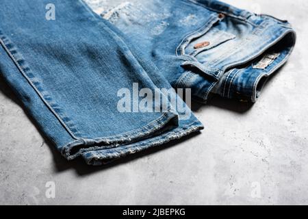 Nahaufnahme der zerrissenen blauen Jeans. Jeans in Blau. Stockfoto