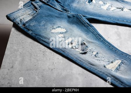 Nahaufnahme der zerrissenen blauen Jeans. Jeans in Blau. Stockfoto