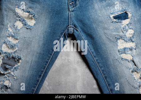 Nahaufnahme der zerrissenen blauen Jeans. Jeans in Blau. Stockfoto