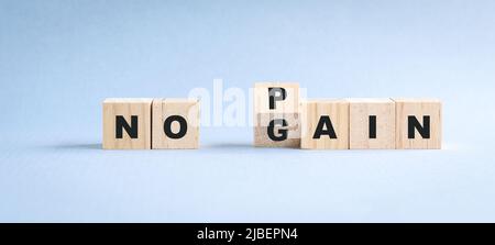 Holzwürfelblöcke mit Wortumdrehung ohne Schmerzen bis ohne Gewinn. Stockfoto