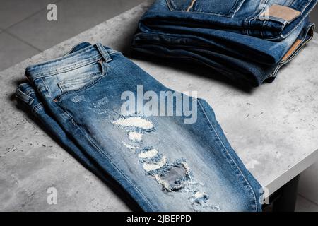 Nahaufnahme der zerrissenen blauen Jeans. Jeans in Blau. Stockfoto