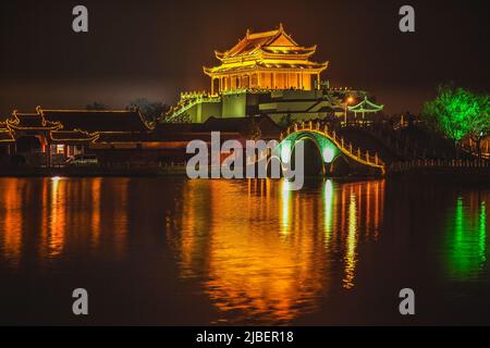 Antiker Drachenpavillon Longting Park Nachtspiegelungsbrücke Kaifeng China Kaifeng war von 1000 bis 1100AD die Hauptstadt der Song-Dynastie. Stockfoto