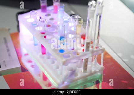 Ein Set von Laborutensilien für die medizinische oder wissenschaftliche Forschung. Ein Becher mit Chemikalien. Laborglasgeräte, Reagenzgläser und Kolben. Hochwertige Fotos Stockfoto