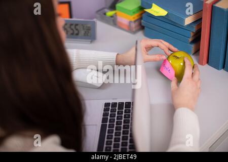 Eine Karte mit dem Wort Apfel wird verwendet, um Englisch zu unterrichten. Stockfoto