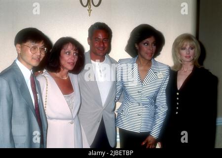 Beverly Hills, California, USA 17.. Juni 1996 Olympiateilnehmer Greg Louganis, Schauspielerin Diahann Carroll und Schauspielerin Morgan Fairchild nehmen am 17. Juni 1996 an den Project Inform Awards im Beverly Hills Hotel in Beverly Hills, Kalifornien, USA Teil. Foto von Barry King/Alamy Stockfoto Stockfoto