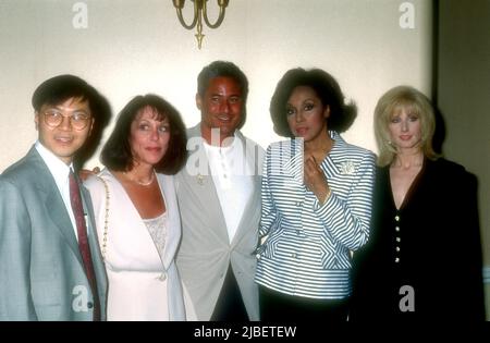 Beverly Hills, California, USA 17.. Juni 1996 Olympiateilnehmer Greg Louganis, Schauspielerin Diahann Carroll und Schauspielerin Morgan Fairchild nehmen am 17. Juni 1996 an den Project Inform Awards im Beverly Hills Hotel in Beverly Hills, Kalifornien, USA Teil. Foto von Barry King/Alamy Stockfoto Stockfoto