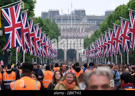 London, Großbritannien, 5.. Juni 2022. Am vierten und letzten Tag des Platin-Jubiläums der Königin endete die Feier mit einem 3 Kilometer langen Festzug, bei dem siebentausend Menschen entlang Whitehall, The Mall und Birdcage Walk vorgeführt wurden. Die Mitglieder der Öffentlichkeit hielten weiterhin alle Register und kleiden sich in Union Jack-Farben, was viele als ein „einmaliges Ereignis“ bezeichneten. Kredit: Elfte Stunde Fotografie/Alamy Live Nachrichten Stockfoto
