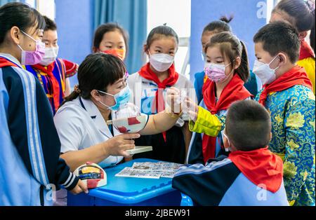 HOHHOT, CHINA - 6. JUNI 2022 - der Augenarzt Yu Fengjuan popularisiert die Kenntnisse der Augenstruktur bei den Schülern der Nanchaihuo Shijie Primary School in Yuqu Stockfoto