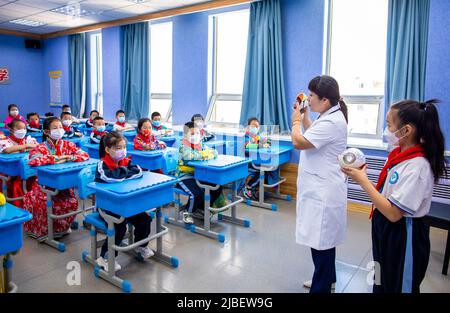 HOHHOT, CHINA - 6. JUNI 2022 - der Augenarzt Yu Fengjuan erklärt Studenten der Nanchaihuo Shijie Primary School in Yuquan Distr die Augenheilkunde Stockfoto