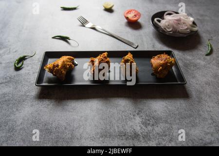 Kebabs werden in einem Tablett mit selektivem Fokus serviert Stockfoto