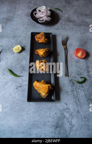 Kebabs werden in einem Tablett mit selektivem Fokus serviert Stockfoto