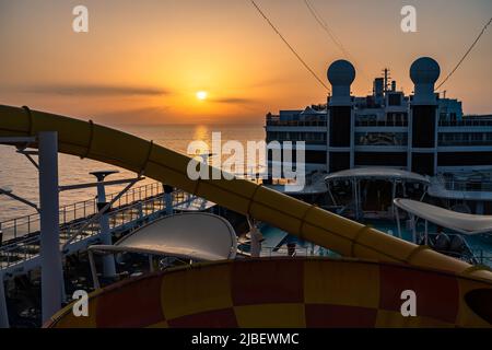 Sonnenaufgang im Mittelmeer auf dem norwegischen Epic-Schiff Stockfoto