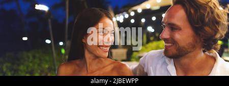 Dating-Paar in der Liebe auf Online ersten Termin in der Bar am Abend out Banner Panorama. Asiatische Frau, kaukasischer Mann mit Spaß lachen lächelnd, biracial Stockfoto