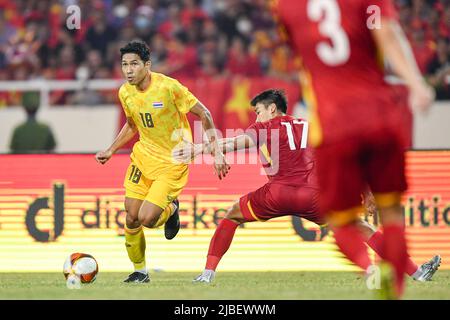 Weerathep Pomphun (L) aus Thailand und Dung Nham Manh (R) aus Vietnam in Aktion während des Sea Games 2022-Spiels zwischen Thailand und Vietnam im My Dinh National Stadium. Endstand; Thailand 0:1 Vietnam. Stockfoto