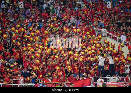 Vietnam-Fans sahen Jubel während des Sea Games 2022-Spiels zwischen Thailand und Vietnam im My Dinh National Stadium. Endstand; Thailand 0:1 Vietnam. Stockfoto