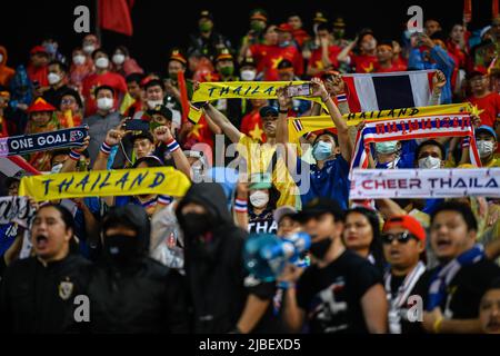 Hanoi, Vietnam. 22.. Mai 2022. Thailand-Fans sahen Jubel beim Sea Games 2022-Spiel zwischen Thailand und Vietnam im My Dinh National Stadium. Endstand; Thailand 0:1 Vietnam. (Foto von Amphol Thongmueangluang/SOPA Images/Sipa USA) Quelle: SIPA USA/Alamy Live News Stockfoto