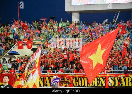 Hanoi, Vietnam. 22.. Mai 2022. Vietnam-Fans sahen Jubel während des Sea Games 2022-Spiels zwischen Thailand und Vietnam im My Dinh National Stadium. Endstand; Thailand 0:1 Vietnam. (Foto von Amphol Thongmueangluang/SOPA Images/Sipa USA) Quelle: SIPA USA/Alamy Live News Stockfoto