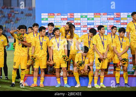 Hanoi, Vietnam. 22.. Mai 2022. Die Spieler der thailändischen Nationalmannschaft, die nach dem Spiel der Sea Games 2022 zwischen Thailand und Vietnam im My Dinh National Stadium gesehen wurden. Endstand; Thailand 0:1 Vietnam. (Foto von Amphol Thongmueangluang/SOPA Images/Sipa USA) Quelle: SIPA USA/Alamy Live News Stockfoto