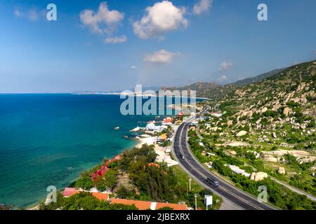 Ca Na Bay, Ninh Thuan Province, Vietnam - 13. Mai 2022: Die Küstenstraße in Ca Na Bay, Binh Thuan von oben gesehen. Dies gilt als eine wunderschöne Bucht Stockfoto